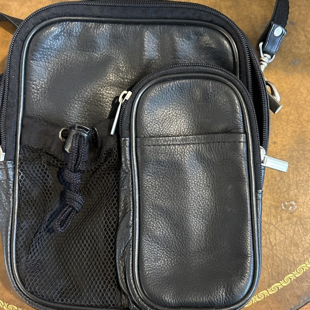 Vtg 80's Wilson's Leather Black Messenger Shoulder Bag Camera Vacation Travel